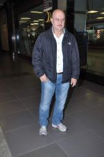 Anupam Kher return from TOIFA 2013 in Mumbai Airport on 9th April 2013 (12).JPG